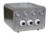 Газовый смеситель трехкомпонентный Pusher M284-50 50m3/h; обл. прим.: Углеки́слый газ,  Аргон, Азот, Кислород, Гелий; входное давление: 7 - 10 бар; выходное давление: 0,5 - 4 бара; газовые соединения: 0.5”FNPT